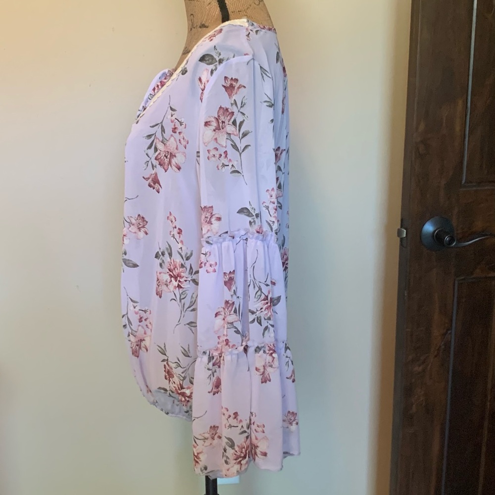 Lovely floral top-New without tag! - Picture 2 of 4